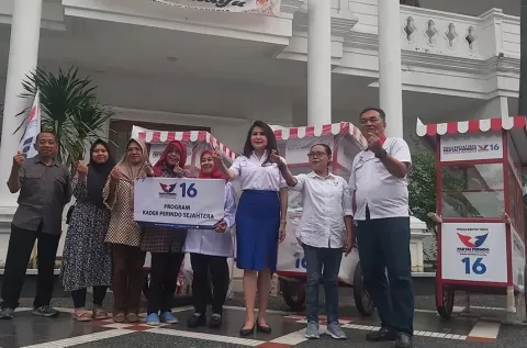 3 Pedagang Surabaya Terima Gerobak Perindo dari Caleg Natalia Tanudjaja 