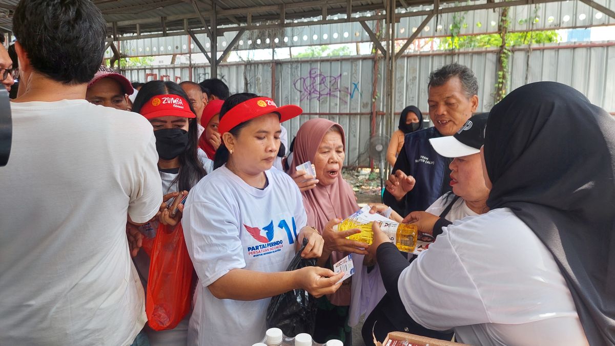 Antusias Ikut Bazar Murah, Warga Petojo: Semoga Partai Perindo Terus Maju!
