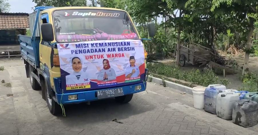 Atasi Kekeringan, Caleg Partai Perindo Venna Melinda Salurkan Air Bersih ke Warga Kediri