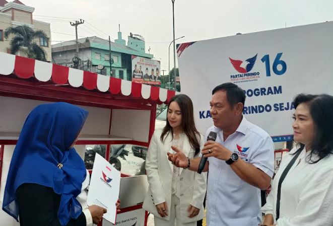 Bagikan 3 Gerobak UMKM di Depok, Caleg DPR RI Herbert P Sitohang: Partai Perindo Ada, Rakyat Sejahtera!