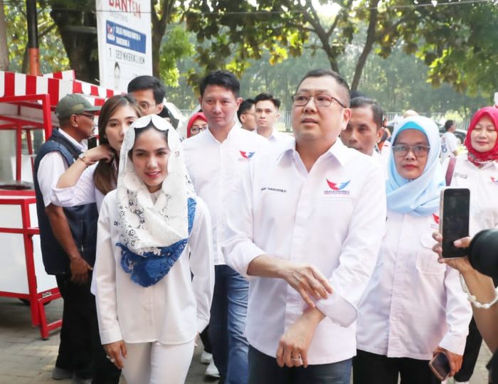 Bagikan Gerobak Perindo ke Pedagang, Hary Tanoe: Semoga Usahanya Semakin Berkembang