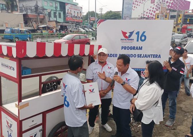 Caleg DPR RI Partai Perindo Herbert P Sitohang Bagikan 3 Gerobak ke Pelaku UMKM di Depok