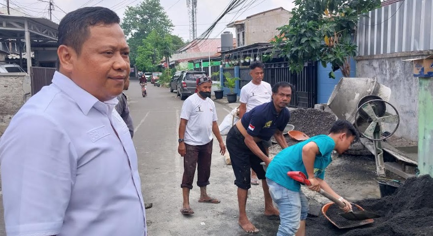 Caleg Partai Perindo DKI Bantu Cor Lapangan di Pulogadung Berharap Dimanfaatkan dengan Baik