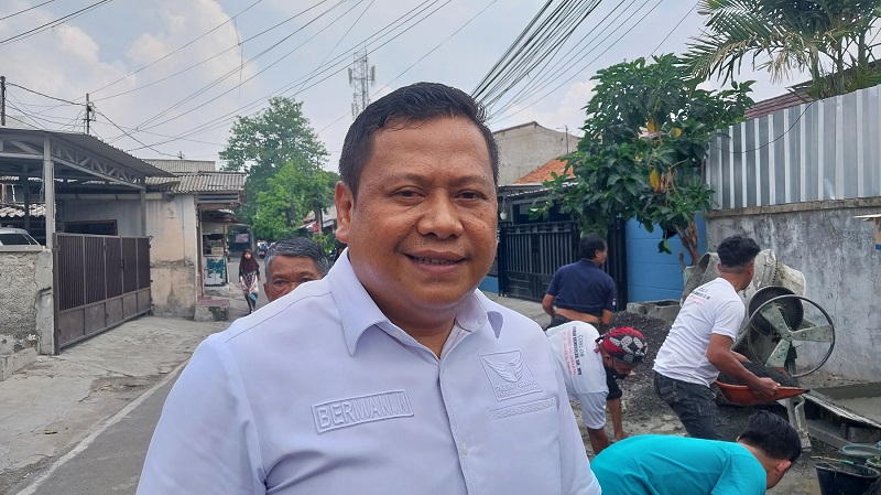 Caleg Partai Perindo Bantu Cor Lapangan untuk Kegiatan Masyarakat di Pulogadung