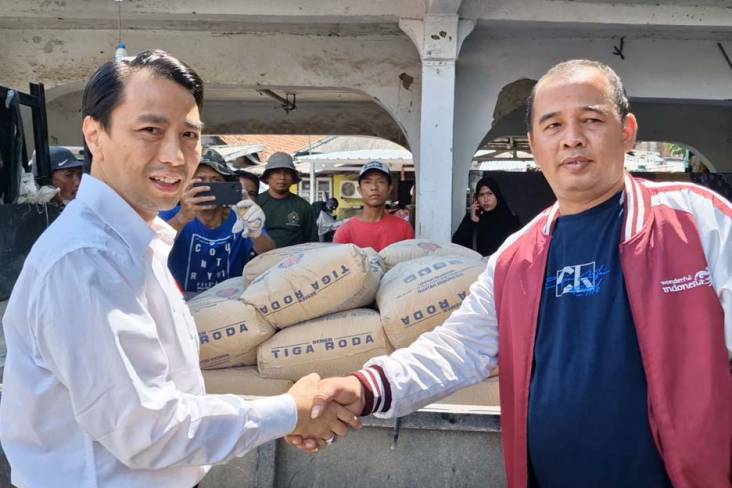 Caleg Partai Perindo Suripto Serahkan Bantuan Semen bagi Korban Kebakaran di Menteng 