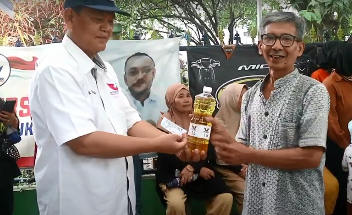 Caleg Partai Perindo Abdul Khaliq Adakan Bazar Minyak Goreng Murah di Bandung