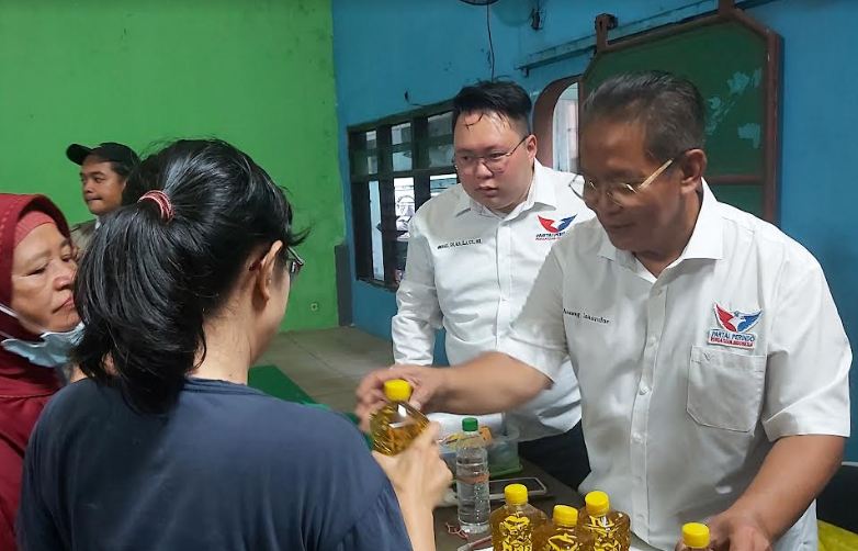 Caleg Partai Perindo Anang Iskandar Gelar Pasar Murah Minyak Goreng di Surabaya