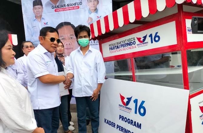 Caleg Partai Perindo Bagikan Gerobak ke Pedagang di Kota Bekasi