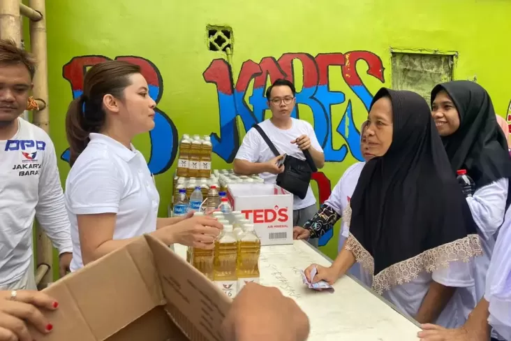 Caleg Partai Perindo Dian Mirza Gelar Bazar Minyak Murah dan Makan Bersama, Warga: Membantu Banget 