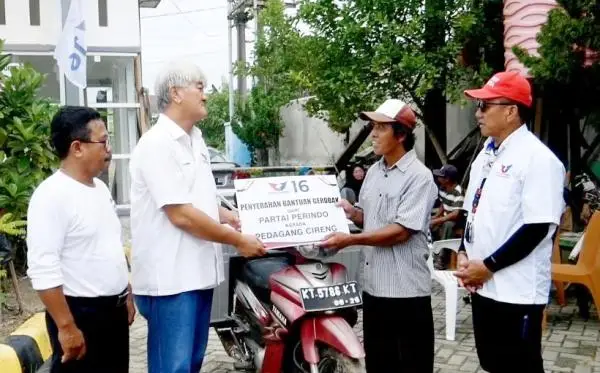 Caleg Partai Perindo Nataliano Ovani Tambajong Bagikan Gerobak UMKM Gratis di Balikpapan