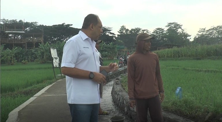 Caleg Partai Perindo Syafril Nasution Bagikan 50 Ton Pupuk ke Petani di Semarang