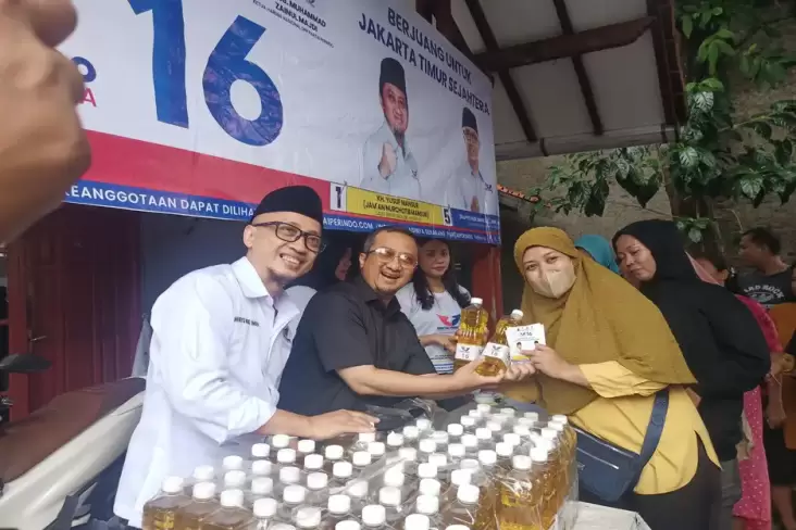 Adakan Bazar Minyak Goreng di Pasar Rebo, Caleg Partai Perindo Wahyu Nur: Komitmen Sejahterakan Rakyat 