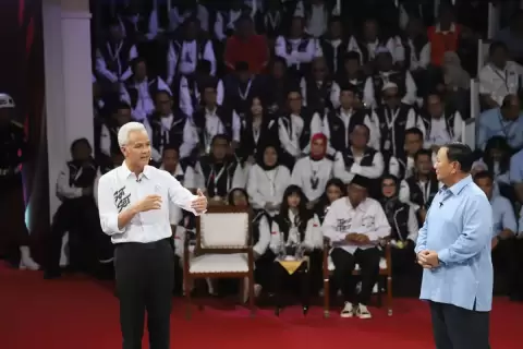 Cara Ganjar Atasi Kemiskinan: Satu Sarjana, Satu Keluarga 