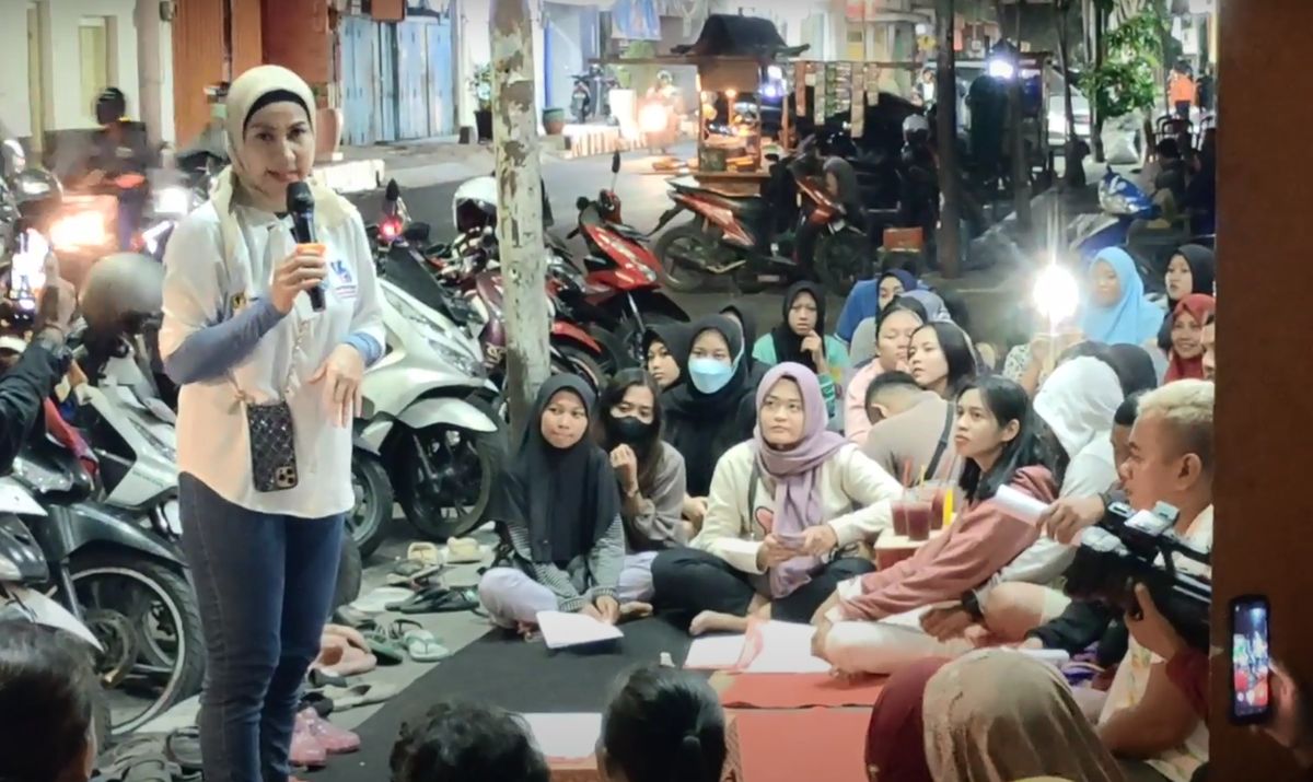 Dengarkan Aspirasi, Caleg Partai Perindo Venna Melinda Ngopi di Angkringan Bareng Warga