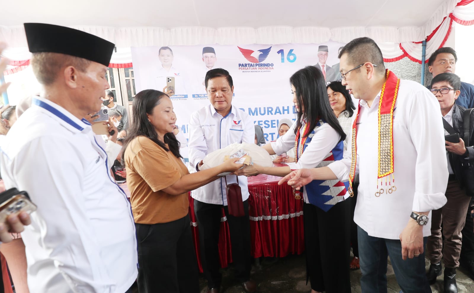 Dihadiri Hary Tanoe, Warga Palangkaraya Antusias Ikuti Bazar Murah Partai Perindo