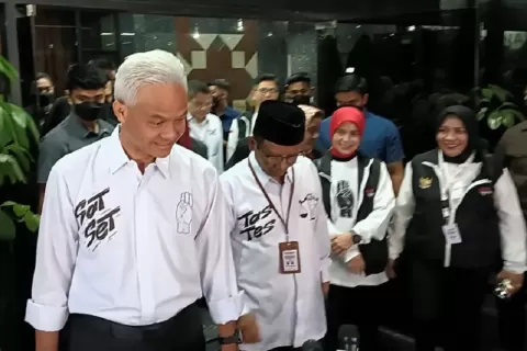 Ganjar-Mahfud Kenakan Sepatu Lokal saat Debat Perdana Capres 2024, Bukti Cinta Produk Dalam Negeri 