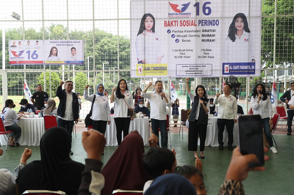 Hary Tanoe dan Liliana Bernyanyi Mars Perindo Bersama Warga Rawa Barat