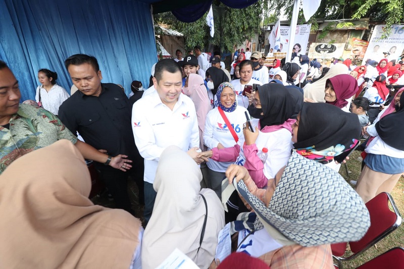 Hary Tanoe Disambut Hangat Warga Ciputat Timur di Acara Bazar Murah dan Cek Kesehatan Gratis