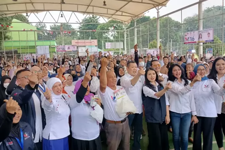 HT dan Liliana Sambangi Pemeriksaan Kesehatan Gratis dan Bazar Murah Perindo di Lapangan Blok S 