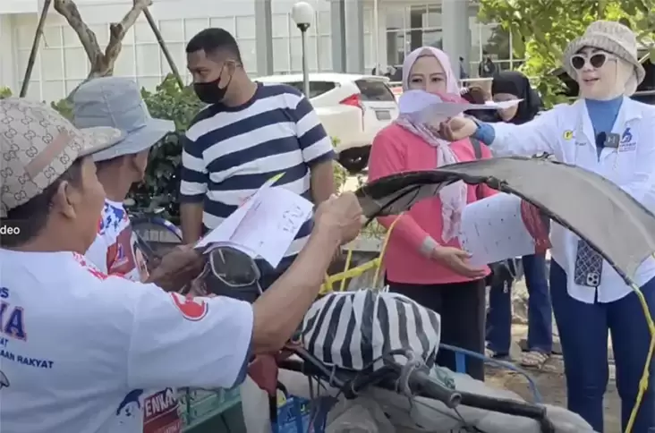 Kampanye di Kediri, Caleg Partai Perindo Venna Melinda Serap Aspirasi Tukang Becak 