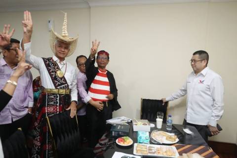 Keakraban HT, Ganjar, dan Mahfud Sebelum ke Lokasi Debat Cawapres