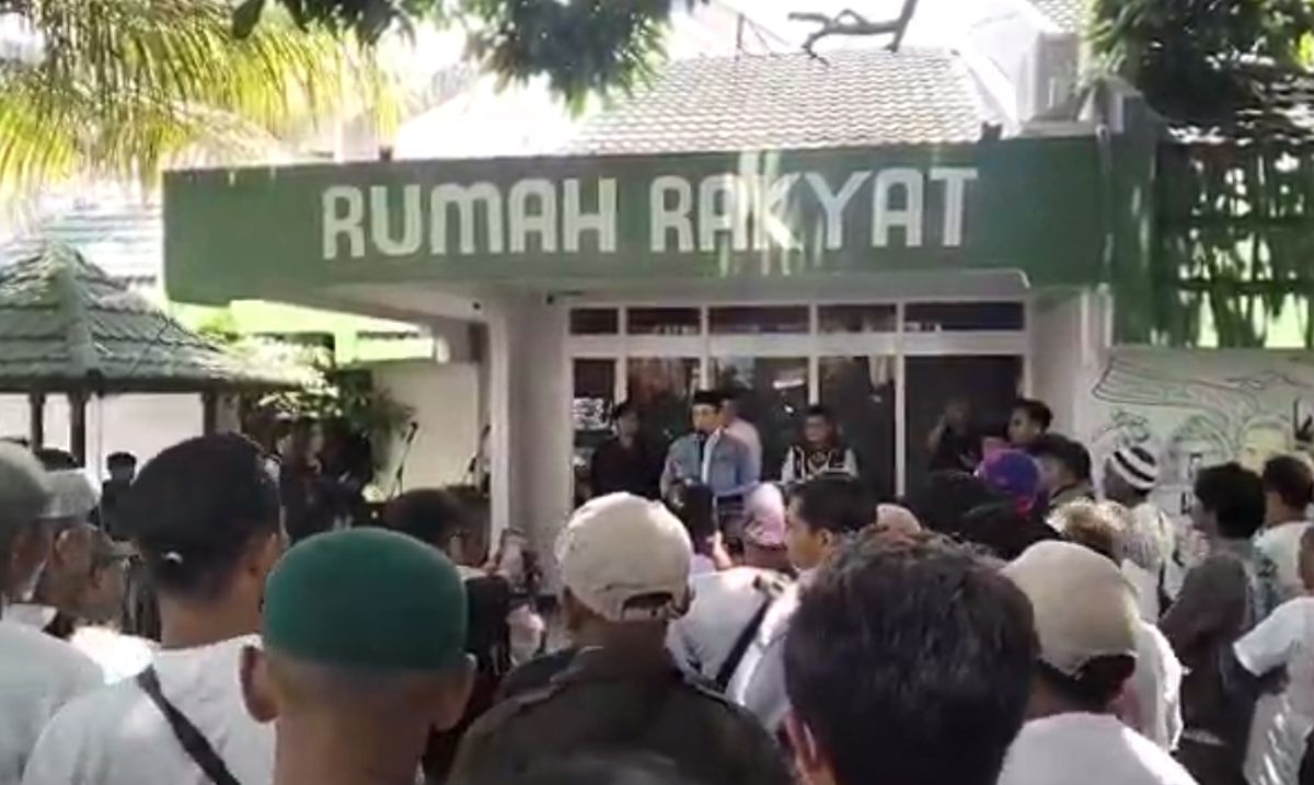 Kedatangan TPN Ganjar-Mahfud Disambut Ratusan Massa di Mataram