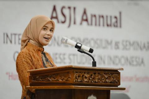 Keren! Siti Atikoh Gunakan Bahasa Jepang dan Inggris Depan Mahasiswa UNS 