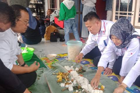 Kunjungi Kampung Sukamandi, Caleg Partai Perindo Deden Samsudin Ngaliwet Bareng Warga 