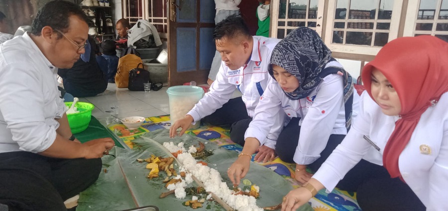 Kunjungi Kampung Sukamandi Kutawaringin, Caleg Perindo Ngaliwet Bareng Warga