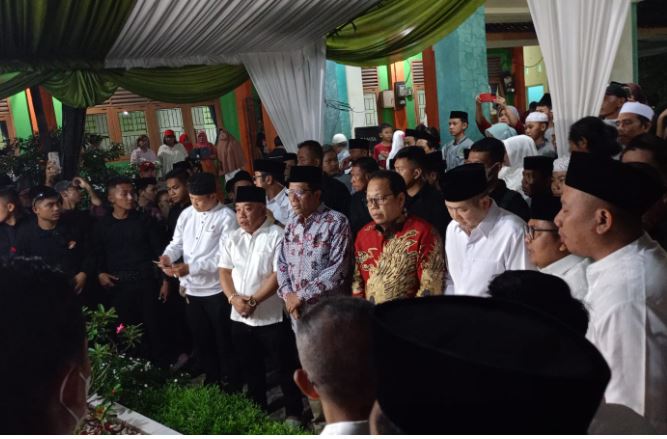 Mahfud MD dan HT Ziarah ke Makam Syekh Muhammad Muhajirin Sebelum Lakukan Dialog Kebangsaan