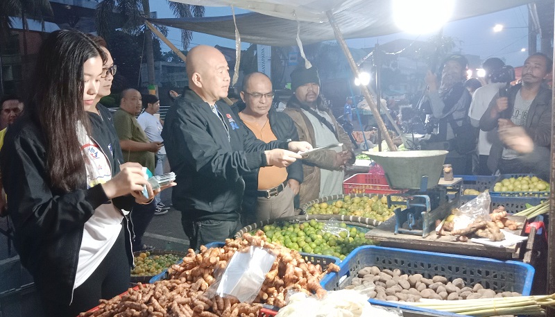 Sapa Warga Bandung, Joni Toat Berinteraksi dengan Pedagang Pasar Kaget Andir