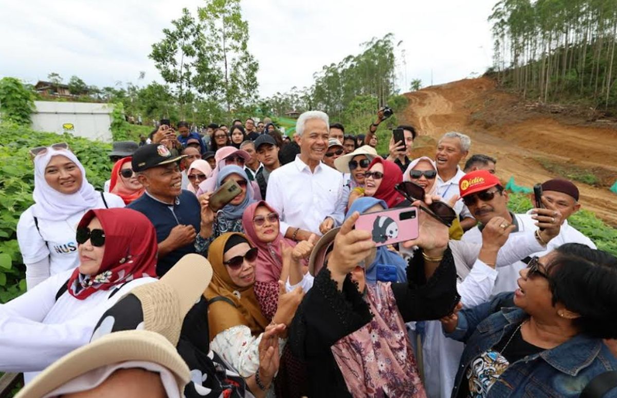 Momen Ganjar Ditemani Warga Pantau Proyek IKN