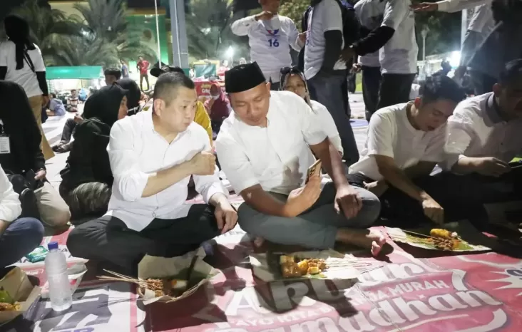 Momen HT dan Vicky Prasetyo Makan di Angkringan Alun-Alun Kota Bekasi 