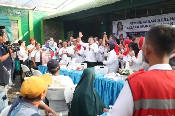 Momen HT Hadiri Bazar Murah dan Cek Kesehatan Gratis di Sidoarjo