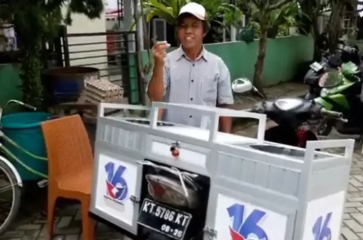 Pedagang Bubur Keliling di Balikpapan Semringah Terima Bantuan Gerobak Perindo 