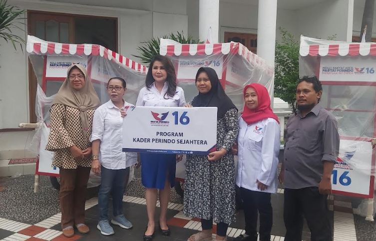 Penjual Nasi Pecel di Surabaya Gembira Dapat Bantuan Gerobak Partai Perindo
