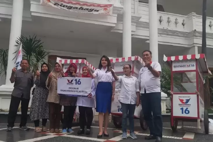 Penjual Nasi Pecel di Surabaya Ini Semringah Dapat Bantuan Gerobak Perindo 