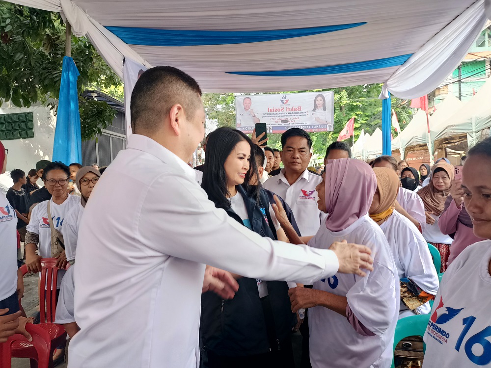 Potret Hary Tanoe dan Liliana Peluk Hangat Seorang Nenek saat Sambangi Johar Baru