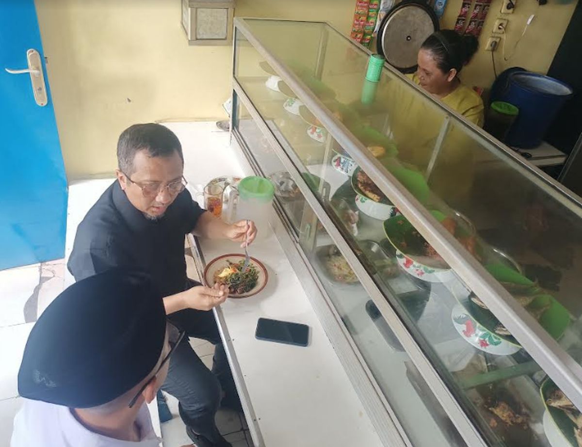 Potret Kesederhanaan Caleg Partai Perindo Ustadz Yusuf Mansur dan Wahyu Nur Iman, Makan di Warteg Pinggir Jalan