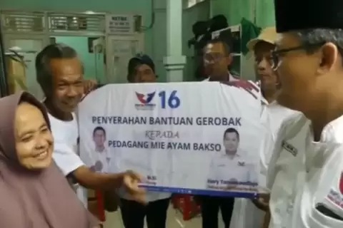 Purnawirawan Jenderal TNI Pimpinan Blusukan di Banyumas, Salurkan Gerobak Perindo 