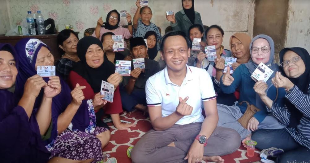 Sapa Warga Mandalajati, Caleg Partai Perindo Arief Santoso Bagikan Sembako dan Kalender Tahun 2024