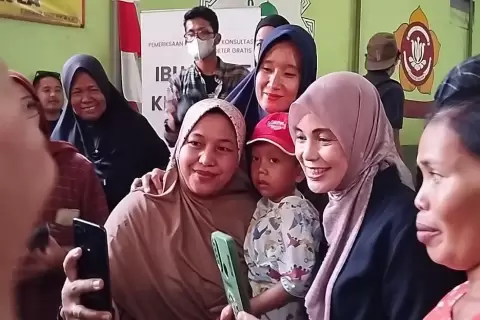 Siti Atikoh Sapa Warga Cengkareng, Emak-Emak Berebut Foto Bareng 