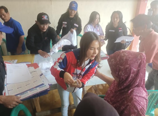 Sosialisasi Ganjar-Mahfud, Caleg Partai Perindo Rere Tati Blusukan Bagikan Alat Peraga Kampanye di Depok