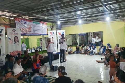Sosialisasikan Program di Pancoran Mas, Caleg Partai Perindo Rere Tati juga Kampanyekan Ganjar-Mahfud 