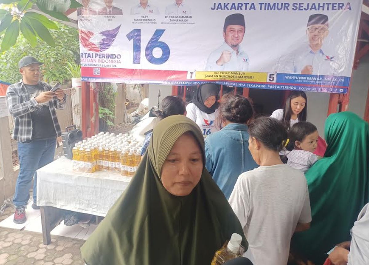 Tebus Minyak Goreng Murah Partai Perindo, Emak-emak Pasar Rebo: Alhamdulillah Membantu