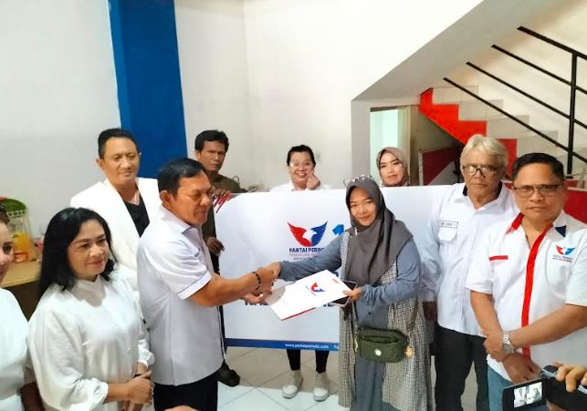 Terima Gerobak Gratis, Pedagang di Bekasi Doakan Partai Perindo Lolos ke Senayan