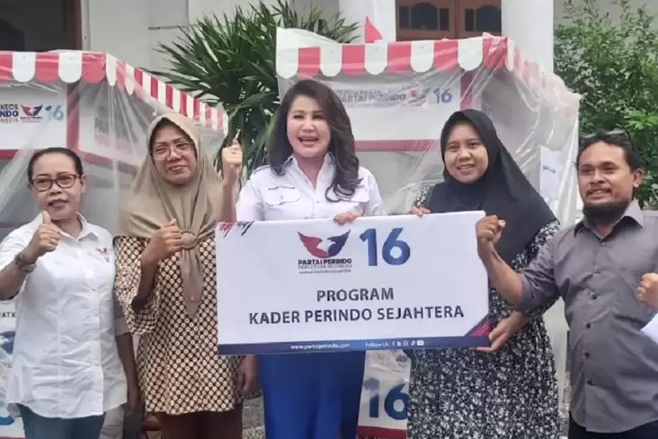Terima Gerobak Perindo dari Caleg Natalia Tanudjaja, Penjual Lontong Mie Berharap Makin Ramai