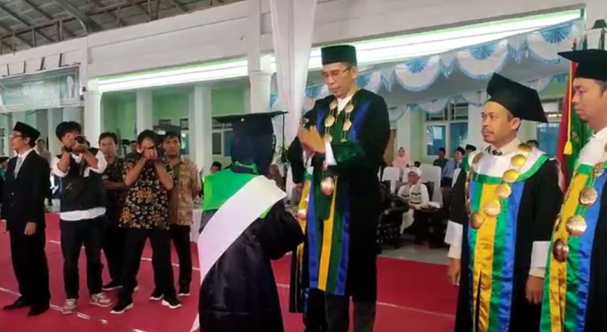 TGB Minta Lulusan dan Kader NWDI Tebar Nilai Keislaman dan Kebangsaan