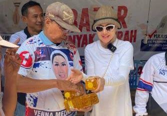 Venna Melinda Gelar Bazar Murah di Blitar, Minyak Goreng Cuma Tebus Rp5.000