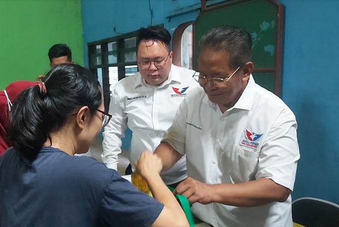 Warga Surabaya Sambut Antusias Pasar Murah Yang Digelar Caleg Partai Perindo Anang Iskandar